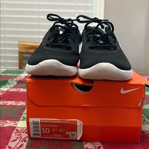 Nike Flex Experience RN 9 Womens Running Shoes_Black and White Women’s size 10
